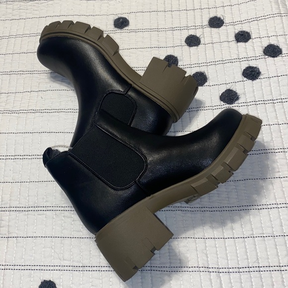 Shoes - New chunky Chelsea Boot
